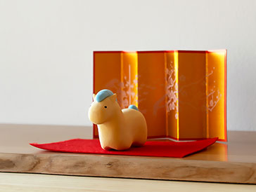 【採用事例】#14 新春を彩る手作りの温もり。ブラックチェリーと干支の馬