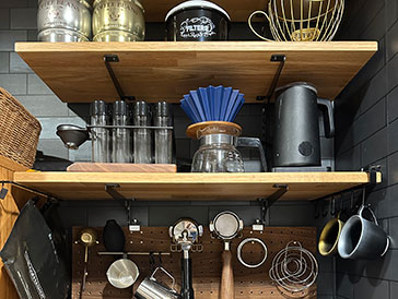 【採用事例】#12 オーク材で実現した、こだわりのコーヒーツール棚