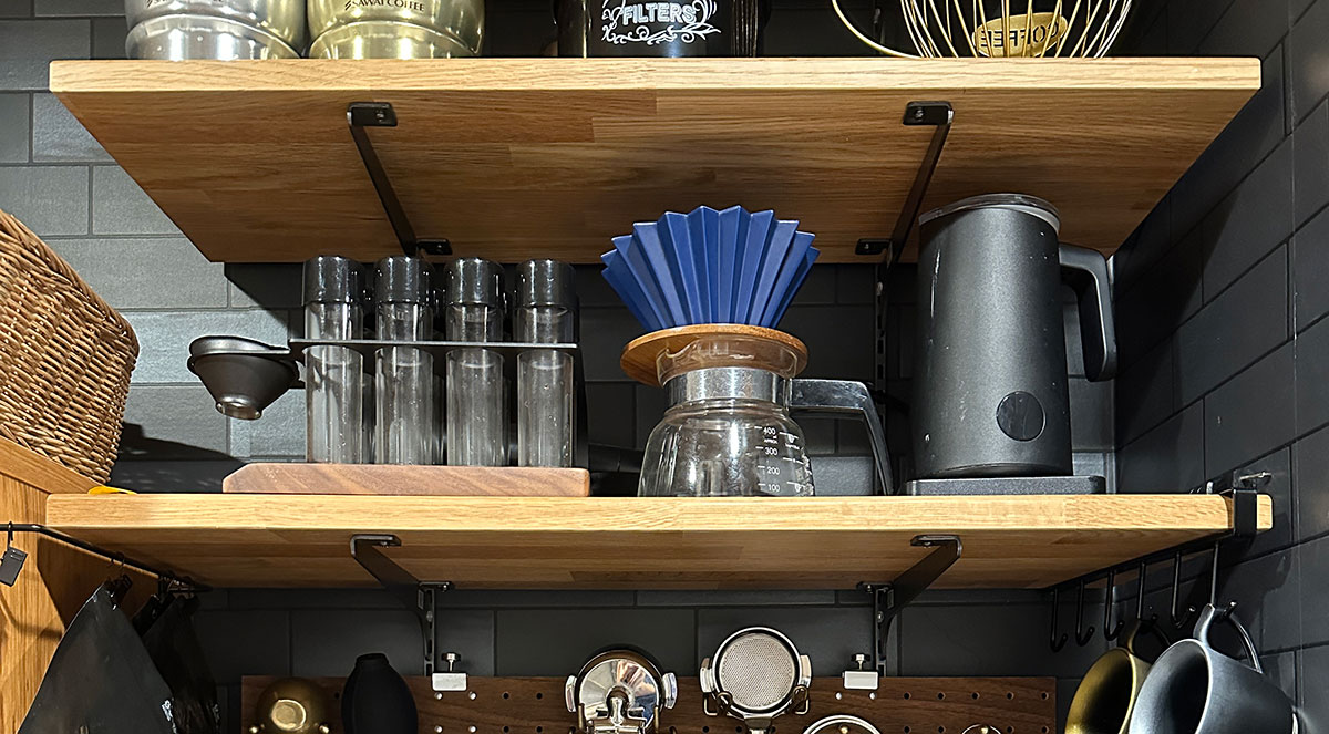 【採用事例】#12 オーク材で実現した、こだわりのコーヒーツール棚