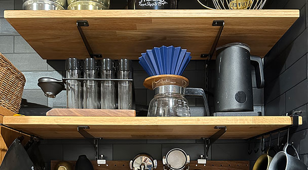 【採用事例】#12 オーク材で実現した、こだわりのコーヒーツール棚